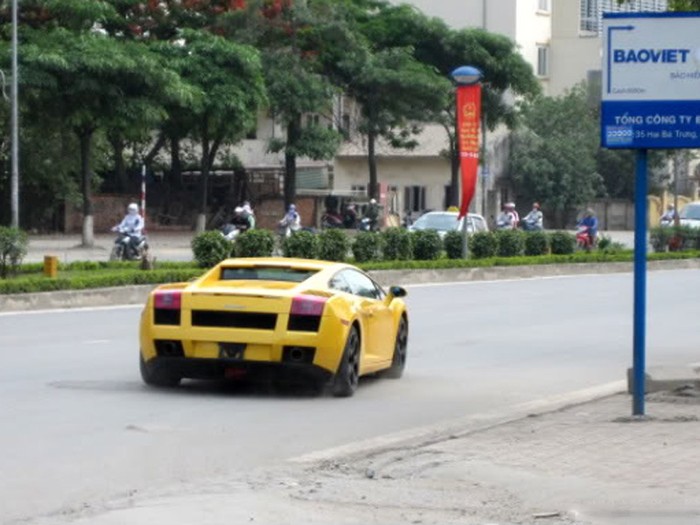 Lamborghini và Rolls-Royce Phantom 'hẹn hò' ở cây xăng tại Hà Nội ảnh 5